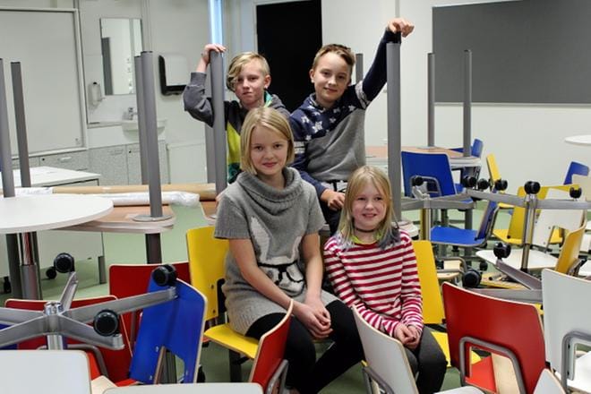 Soinin yhtenäiskoulun laajennusosassa on alkamassa muutto. Värikkäiden huonekalujen keskellä istuivat Aliina Viirumäki, Silja Lamminpää, Veeti Hakola ja Aku Mäkinen. KUVA: TARJA RIIHIMÄKI