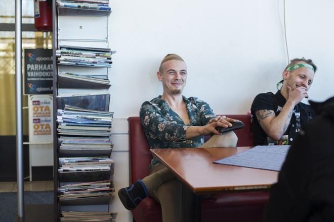 Sebastian Svens ja Janne Storlund ottivat lauantaina Sepänkylän huoltoasemalta vauhtia jälkimmäisen polttareihin. KUVAT: MINNA ANTILA