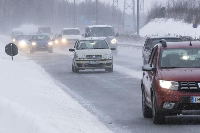 Lumisade hankaloittaa liikennettä viikonloppuna. Arkistokuva