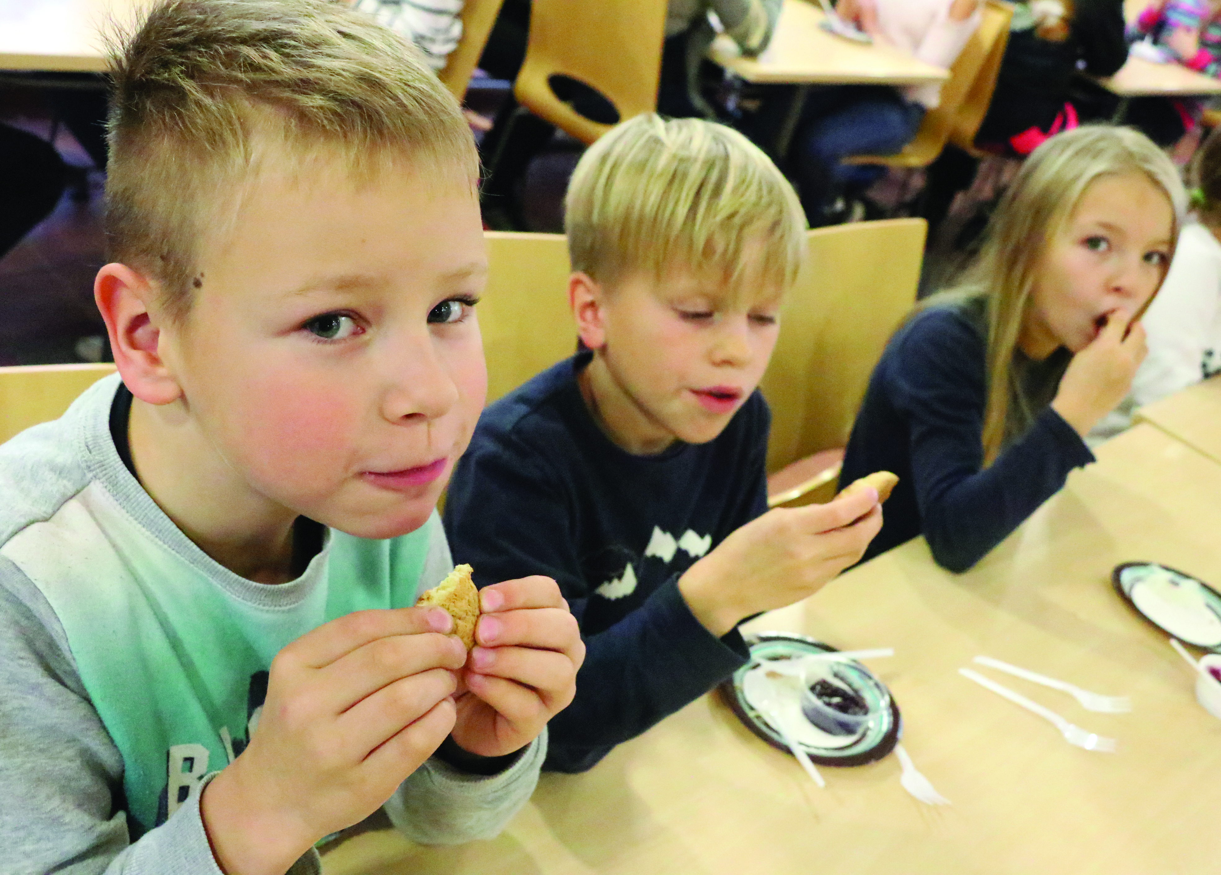 Eliel Heinänen, Tuure Salmela ja Helka Sivula saivat tutustua maa- ja kotitalousnaisten taikomiin perinneherkkuihin.