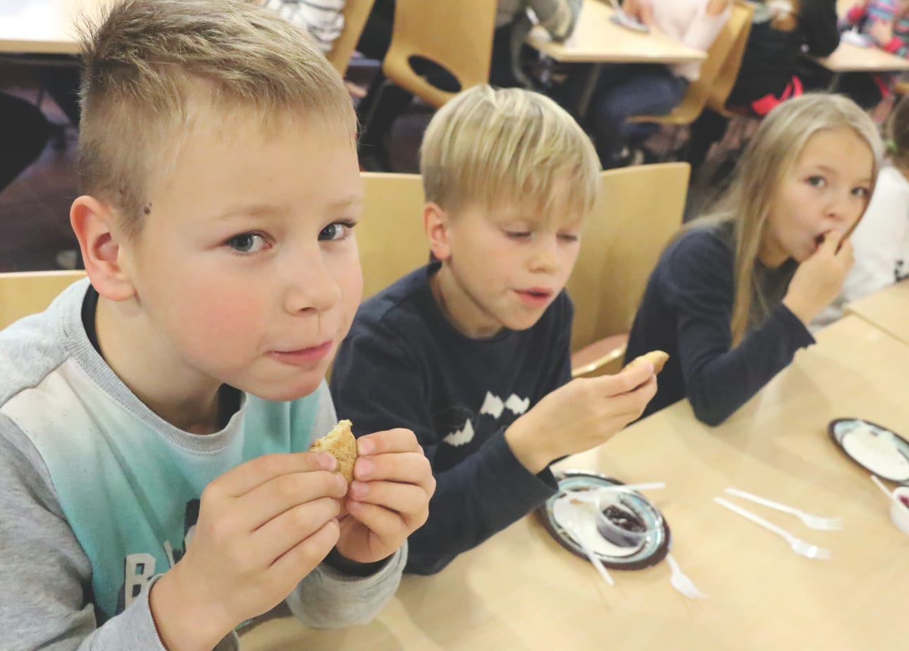 Eliel Heinänen, Tuure Salmela ja Helka Sivula saivat tutustua maa- ja kotitalousnaisten taikomiin perinneherkkuihin.