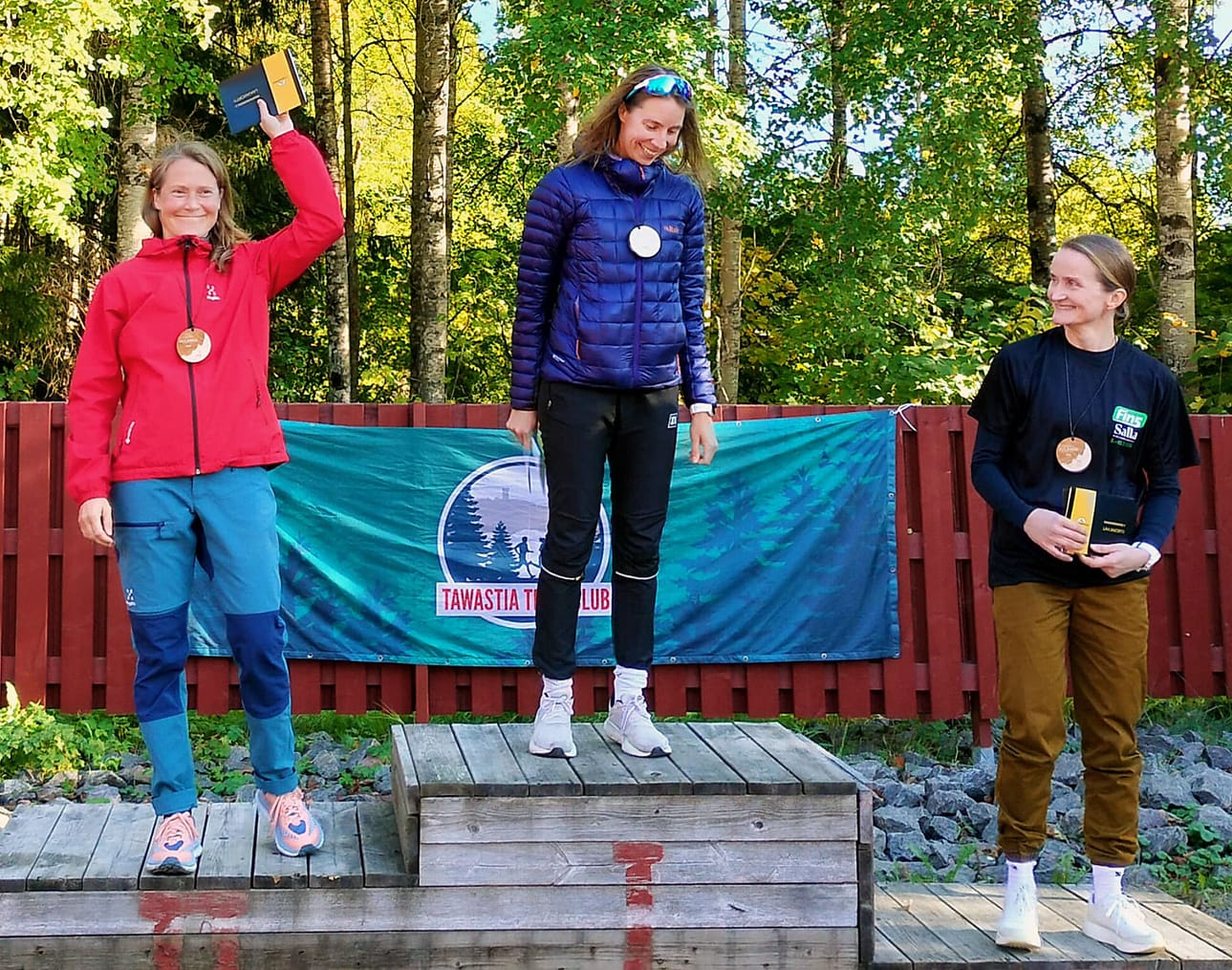 Anni-Maija Fincke, Elina Halonen ja Maija Kaisanlahti Aulanko Tower Trail palkintojenjaossa.