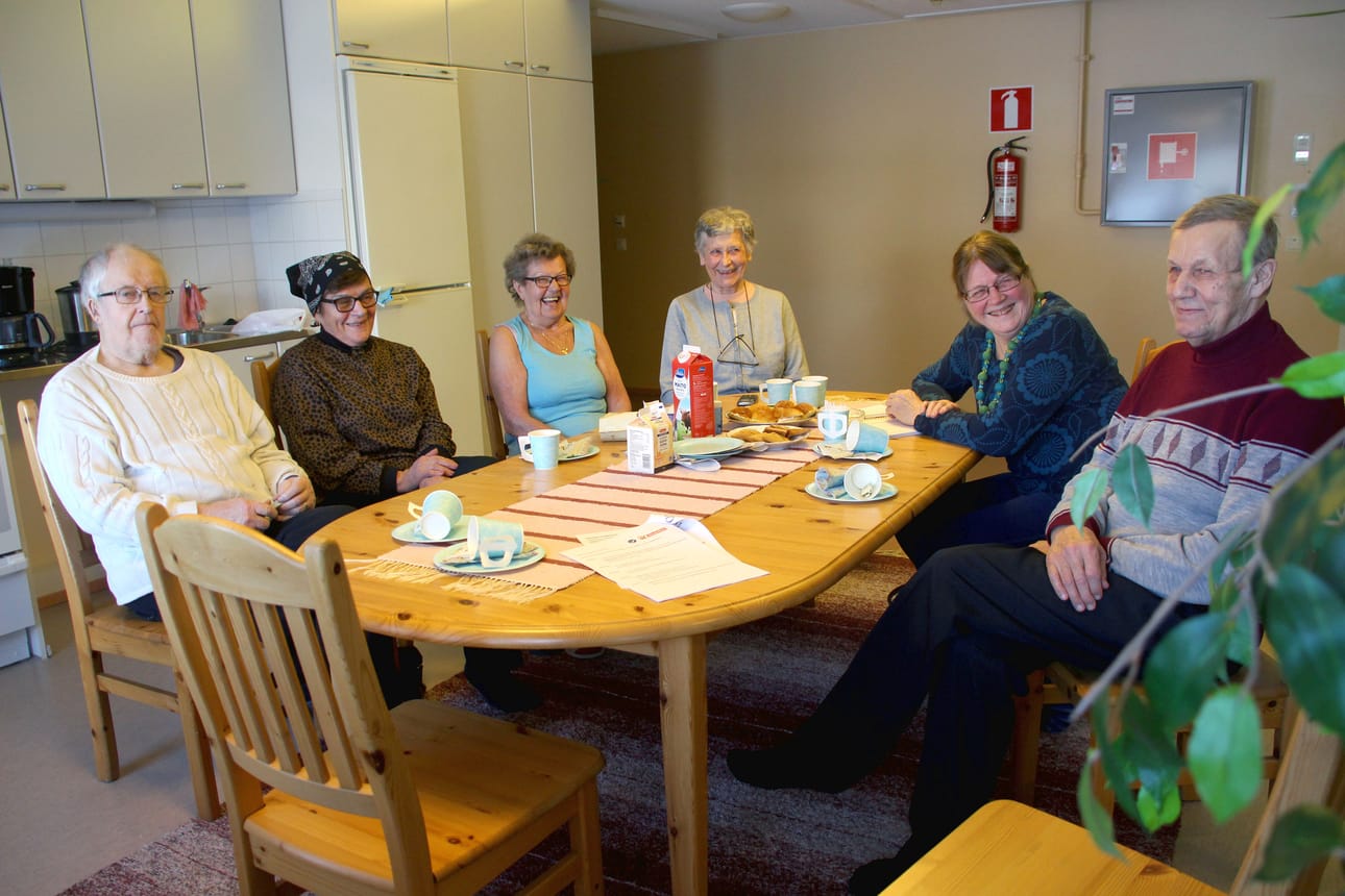 Martti Juutistenahon päivää piristi oman asuintalon yhteistiloissa pidetty omaishoitajien olohuone. Mukana kahvittelemassa olivat myäs Eeva Karppinen, Sanni Väyrynen, Lea Laakko, Anna-Maria Anttila ja Jorma Toppinen.