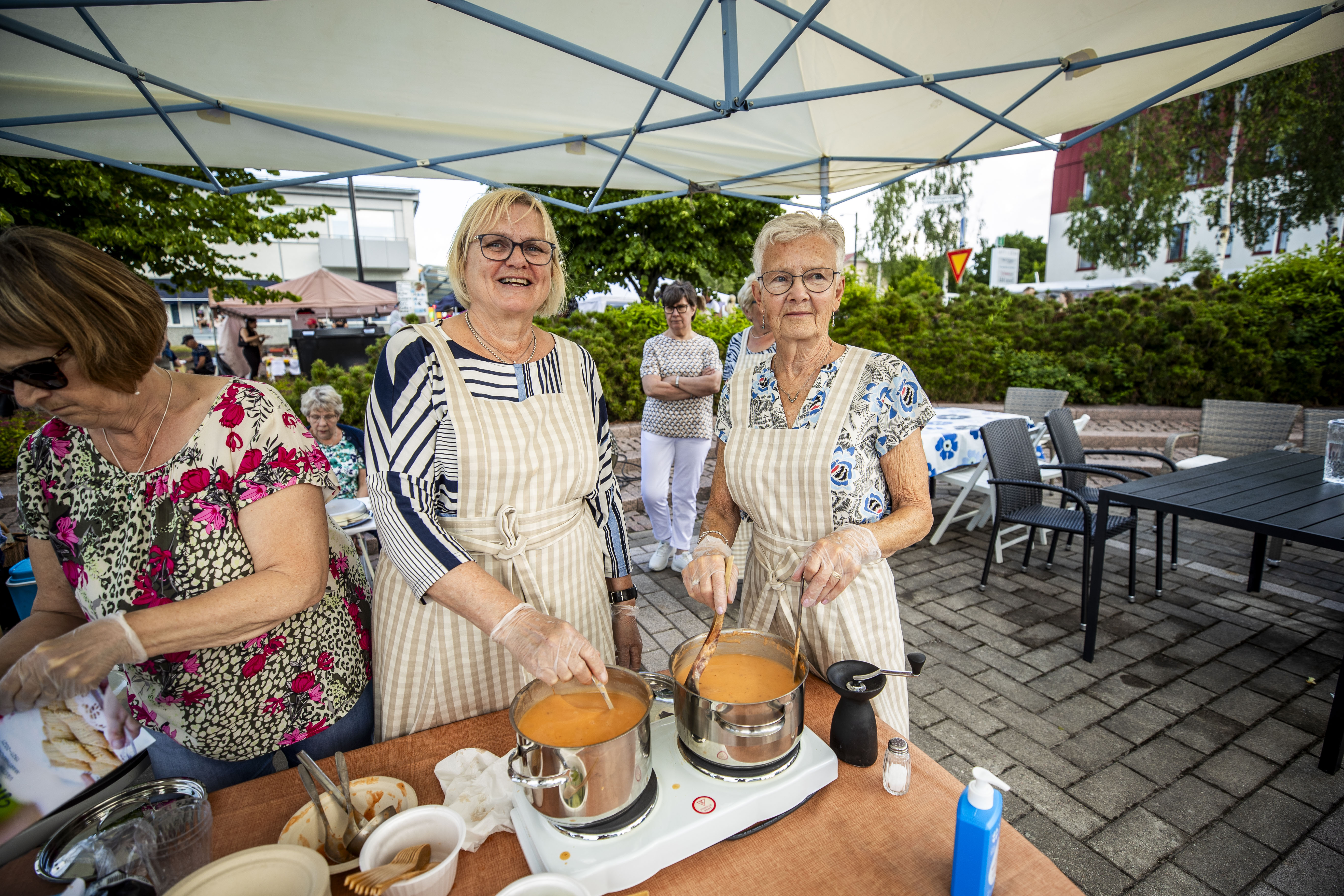Tomaattikarnevaalit on kasvanut monipäiväiseksi kulttuuri- ja markkinatapahtumaksi, mutta tomaattiteema näkyy yhä