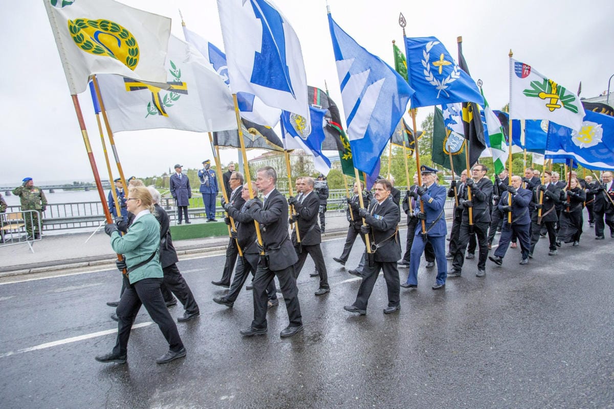 Helsingissä valmistaudutaan Puolustusvoimain lippujuhlan päivän valtakunnalliseen paraatiin. Kuva vuoden 2019 paraatista. LEHTIKUVA / Kaisa Siren