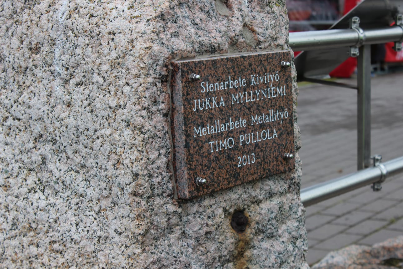 Rannan kävelykadun yhteen kivipaasiin on kiinnitettynä muistolaatta.