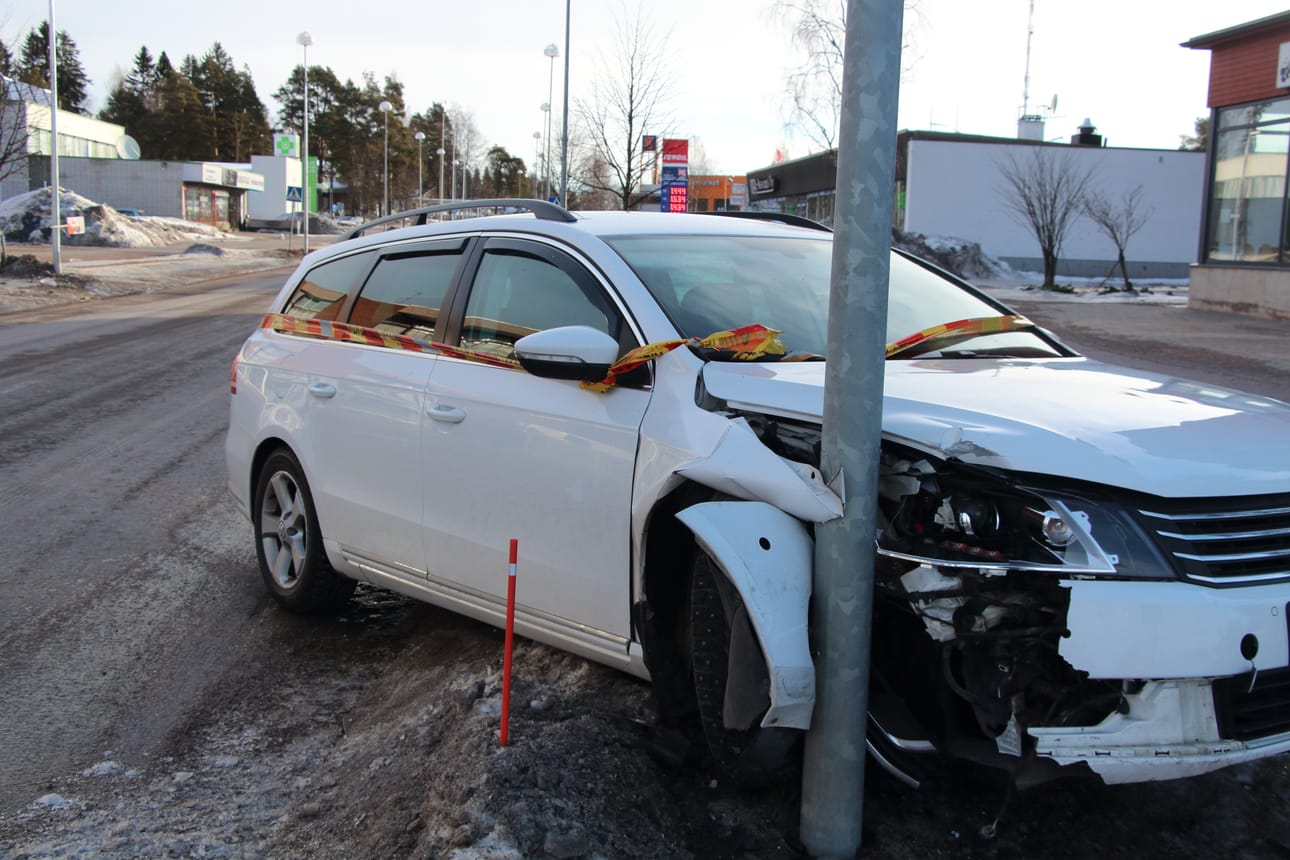 Oulaistenkadun varressa oleva henkilöauto on rajattu eristysnauhoilla.