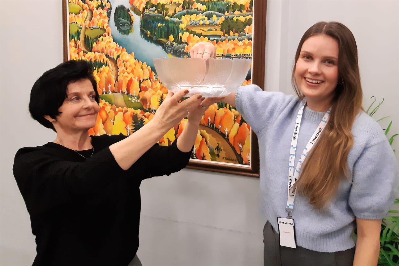 Mirva Perälä ja Iina Kokko arpoivat kaikkien nimiehdotusten jättäneiden joukosta voittajan, joka saa menulahjakortin neljälle hengelle tapahtumaviikonlopulle. Arpaonni suosi Katri Arokalliota.