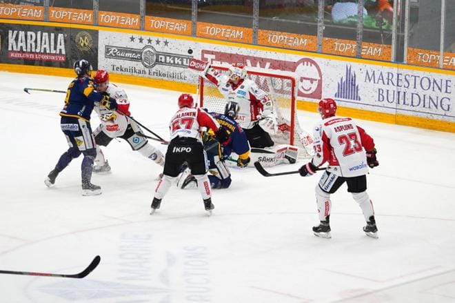 Niko Hovinen venyi taas Sportin maalilla, ja sai mm. tasoitusmaalin tekijältä Aleksi Ainalilta isot kiitokset. KUVAT: JUSSI HIETIKKO / LÄNSI-SUOMI