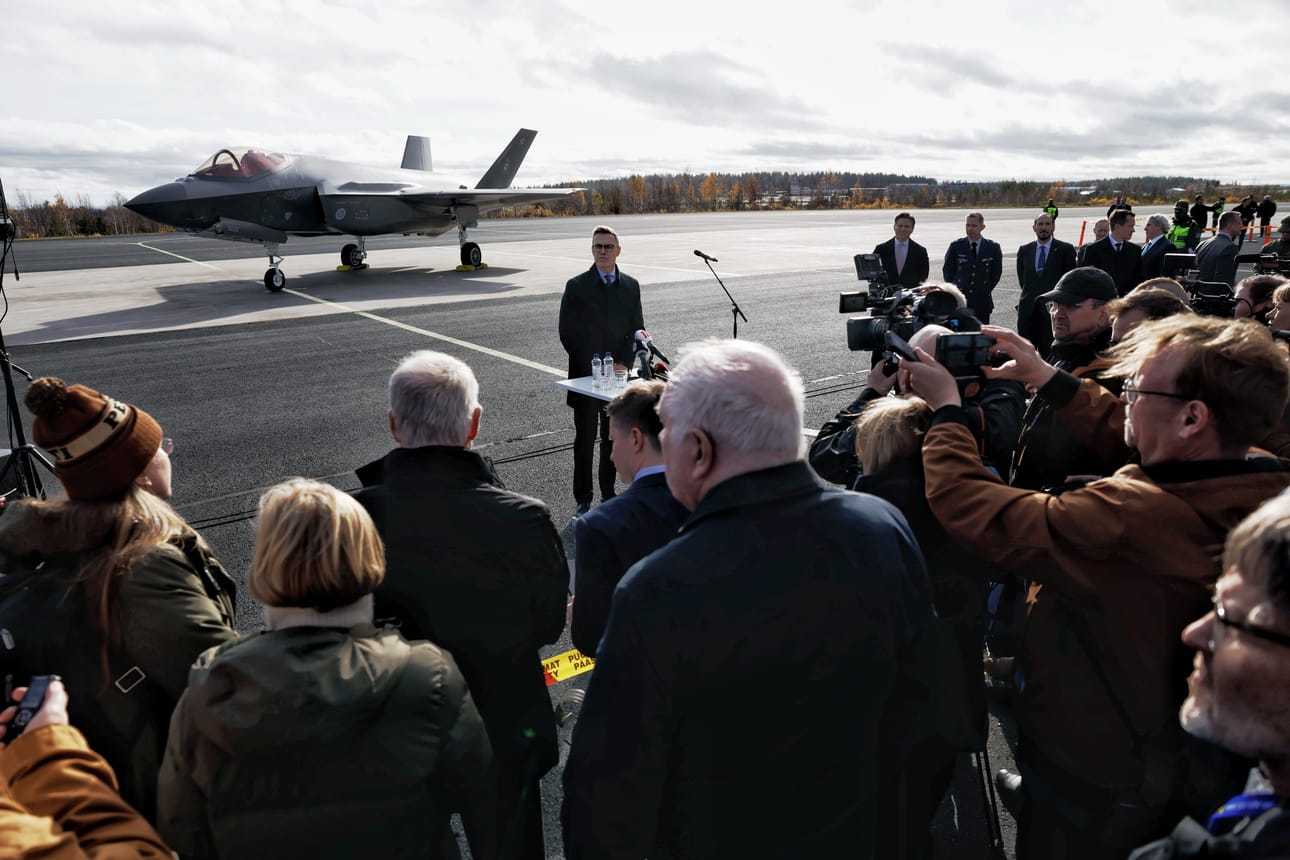 Tasavallan presidentti Alexander Stubb oli Rovaniemellä Suomen uusien F-35-hävittäjien virallisessa vastaanottotilaisuudessa torstaina. – Tämä on erittäin hyvä ja pitkäjänteinen valinta. Haluan kiittää siitä edellistä hallitusta, joka tämän päätöksen on aikoinaan tehnyt, Stubb sanoi.