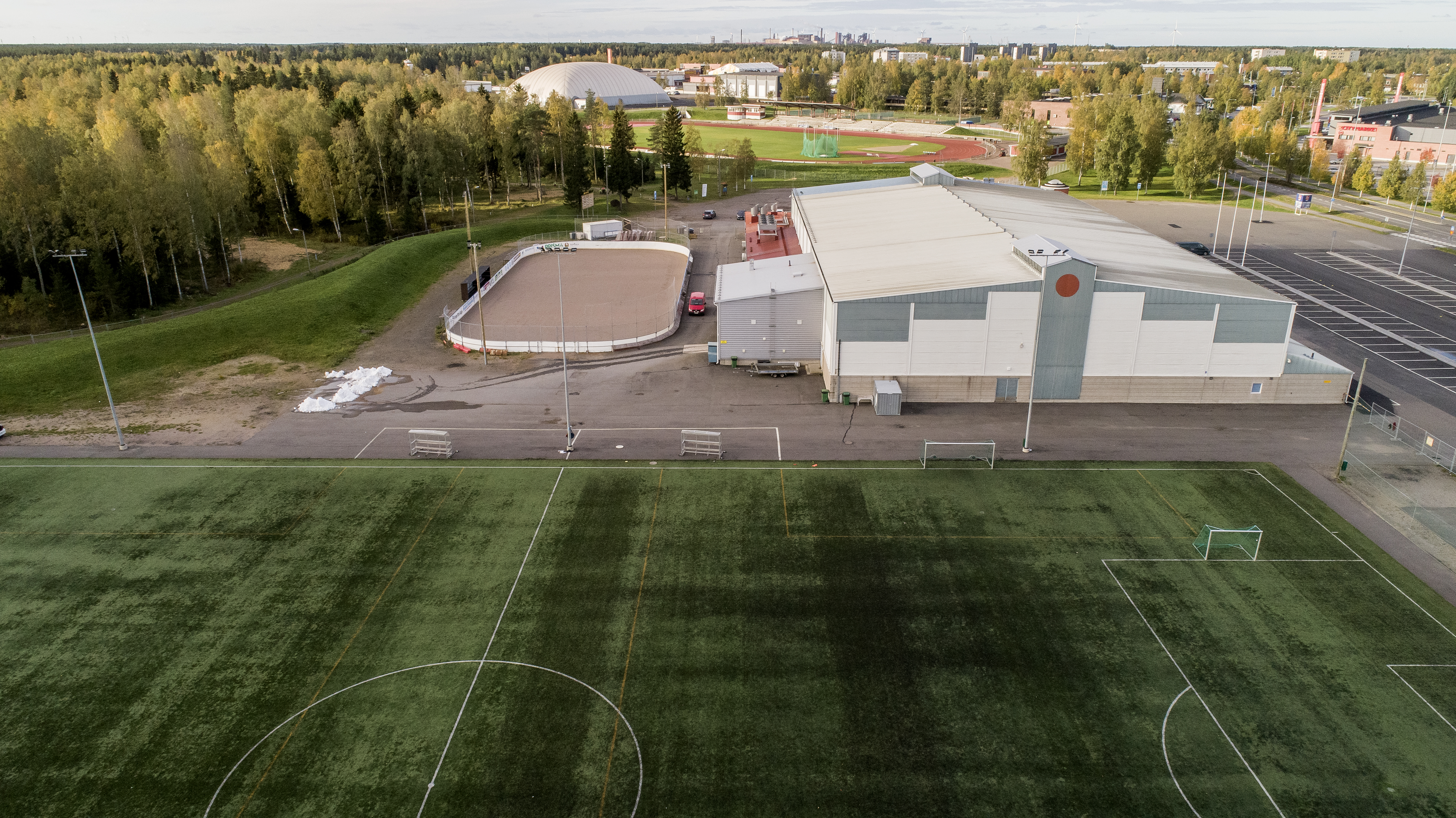 Koivuluotoon esitetään urheilukentän kehittämistä ja kunnostamista kilpailullisten vaatimusten tasolle, jalkapallotekonurmen kehittämistä ja harjoitusjäähallin rakentamista.