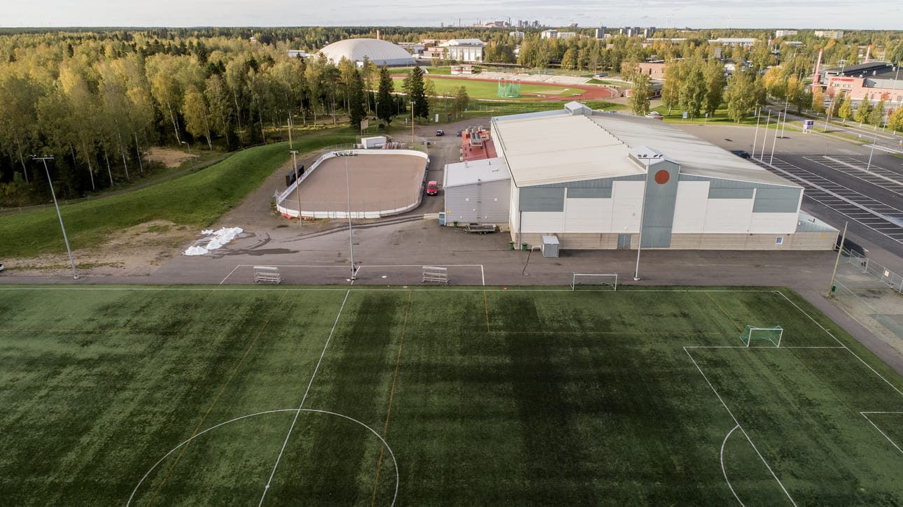 Koivuluotoon esitetään urheilukentän kehittämistä ja kunnostamista kilpailullisten vaatimusten tasolle, jalkapallotekonurmen kehittämistä ja harjoitusjäähallin rakentamista.