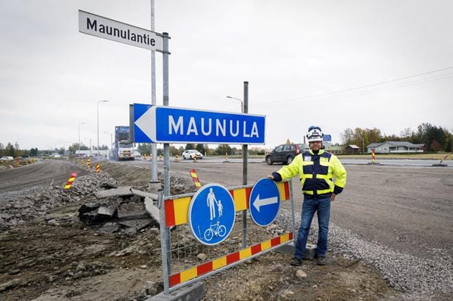 Työmaa-alue ei ole leikkipaikka, muistuttaa projektipäällikkö Timo Kujanpää Skanskasta. Kuva: Samppa Toivonen