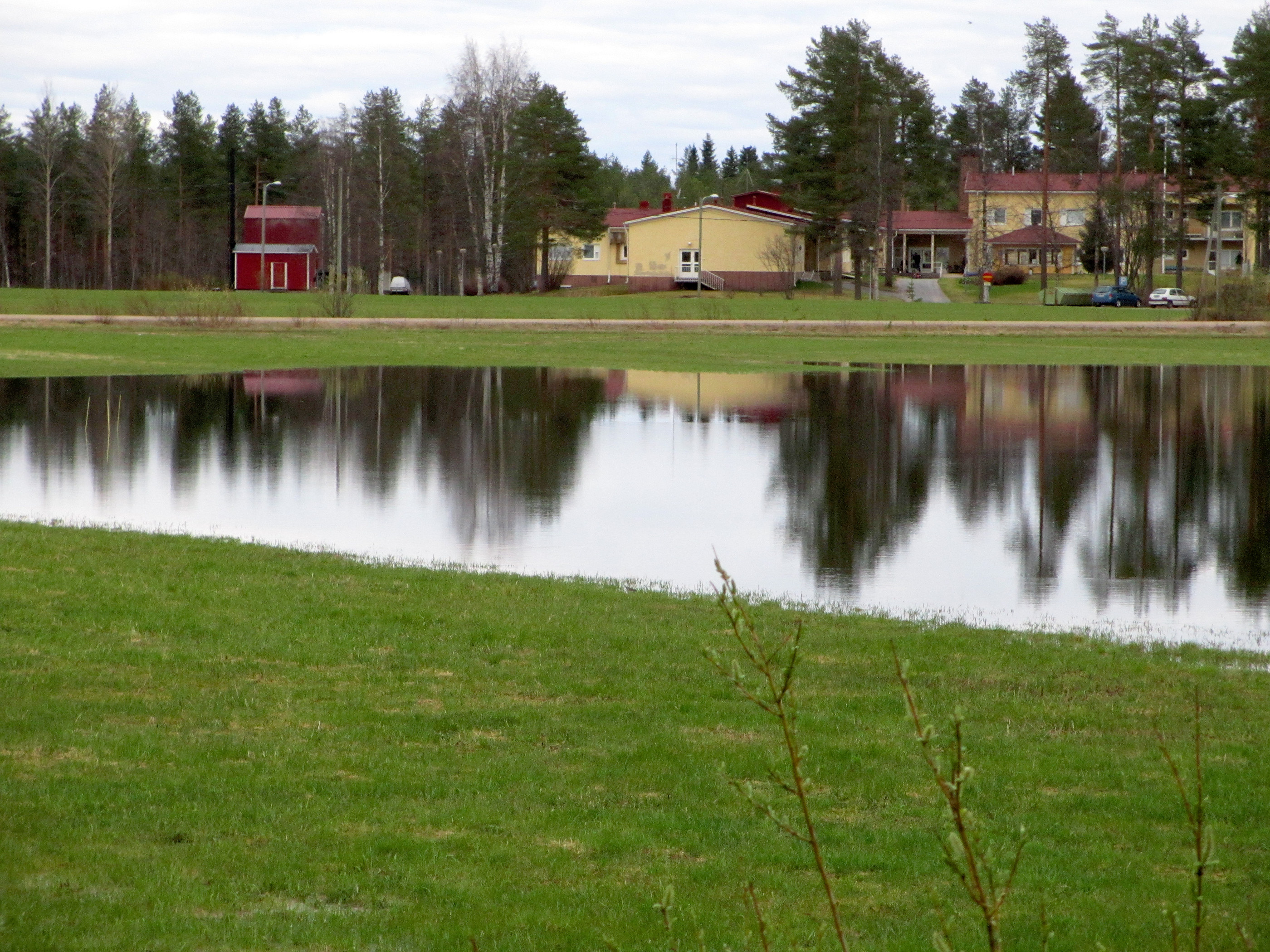 Peltoa vai uimarantaa? Näkymää ammattiopiston pelloilta Ranuantien varresta.
