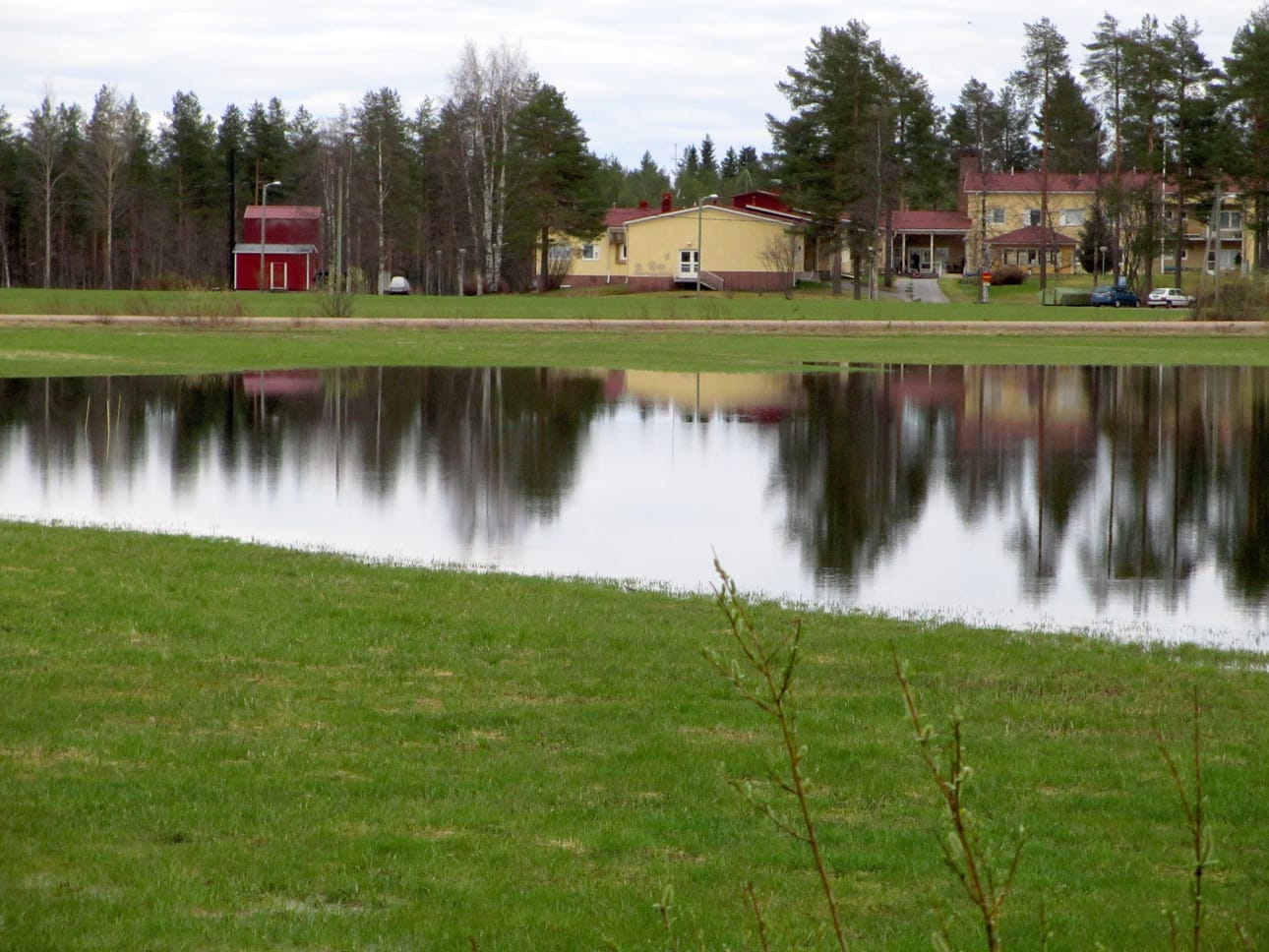 Peltoa vai uimarantaa? Näkymää ammattiopiston pelloilta Ranuantien varresta.