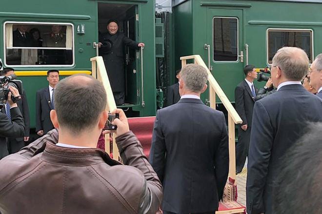 Pohjois-Korean johtaja Kim Jong-un (junassa) toivotettiin tervetulleeksi hänen saapuessaan venäläiseen Kahasanin rajakaupunkiin keskiviikkona. KUVA: YONHAP