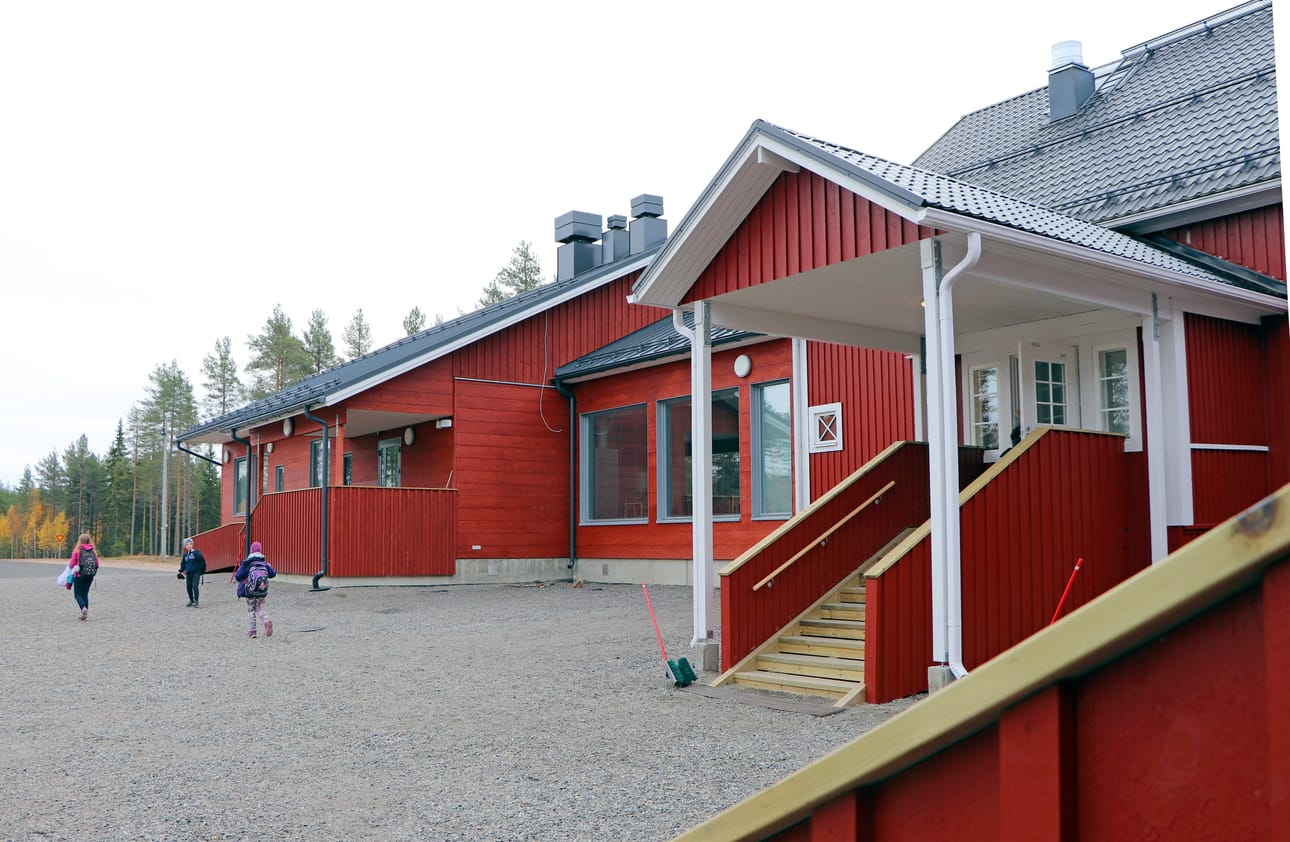 Koulu on uudistunut myös ulkopuolelta. Näkyvin uudistus on kahteen vanhaan sisäänkäyntiin rakennetut katokset. Sateen ripsutellessakin ollaan nyt välitunneilla ulkona. Välituntien pakkasraja nostettiin -18 asteeseen.