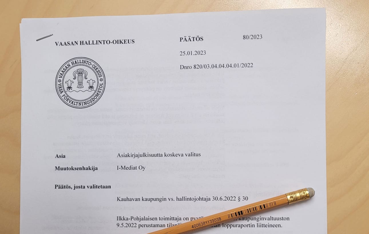 Vaasan hallinto-oikeus antoi 25.1. 2023 päätöksensä Ilkka-Pohjalaisen tekemään muutoksenhakuun, joka koski tilapäisen valiokunnan raportin salaamista. Raportti käsittelee Kauhavan entisen kaupunginjohtajan luottamuspulaan liittyviä asioita. Kaupunginhallituksella ei ollut maanantaina yhtenäistä näkemystä. Enemmistö oli valitusluvan hakemisen kannalla.