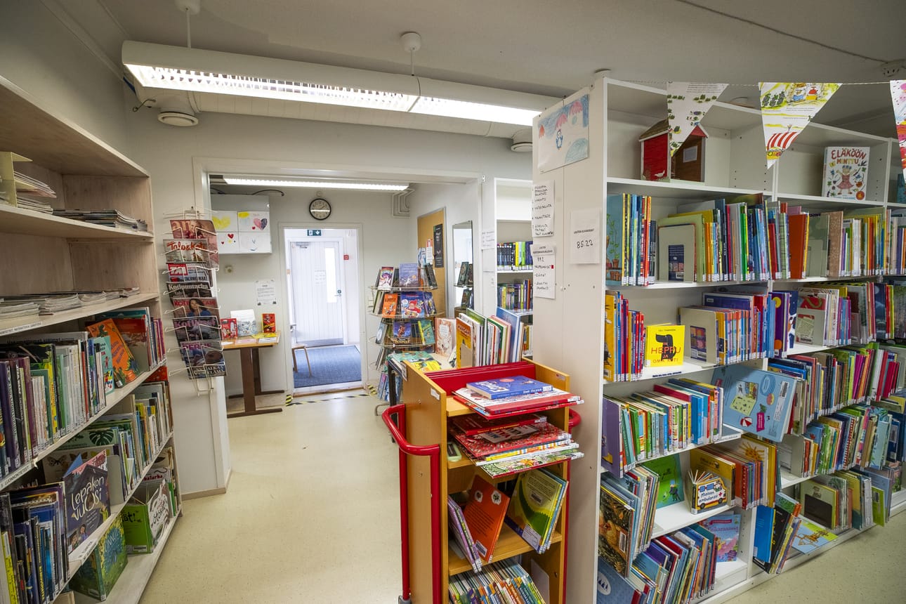 Vihreiden ja vasemmiston valtuutetut huomauttavat, että jos Haapajoen lähikirjasto lakkautetaan, ei Saloisten alueelle jää yhtään kirjastoa. Se olisi heidän mielestä Raahen kaupungin strategian vastaista.