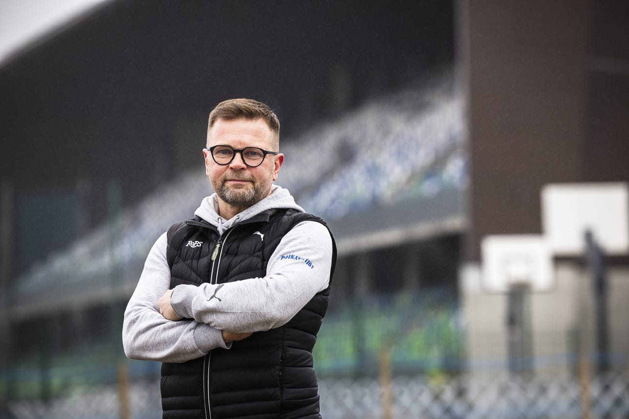 Matti Poikajärvi on toiminut RoPSin puheenjohtajana lähes neljän vuoden ajan. Keskuskentän katsomo on palkittu arkkitehtuuristaan, mutta Poikajärven mukaan sen käytettävyys urheiluseuran liiketoiminnan kannalta ei ole parhaalla tasolla.
