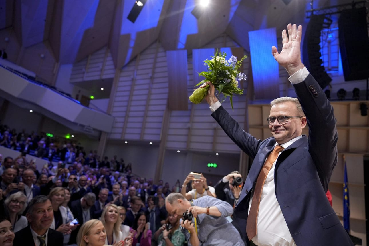 Pääministeri Petteri Orpo kukitettiin lauantaina jatkamaan kokoomuksen puheenjohtajana seuraavan kaksivuotiskauden. LEHTIKUVA / Kalle Parkkinen