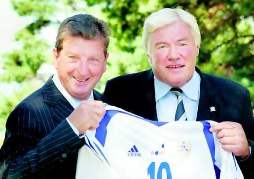 Yhtä hymyä. Roy Hodgson (vas.) ja palloliiton puheenjohtaja Pekka Hämäläinen myhäilivät kilpaa auringon kanssa, kun nimet oli saatu sopimuspaperiin.