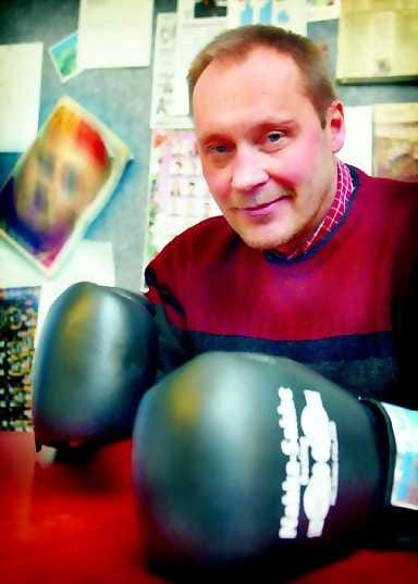 Homma hanskassa. Markku Pirinen tietää, että nyrkkeilysalilla ja -kehässä voi oppia paljon muutakin kuin nyrkkeilyä.