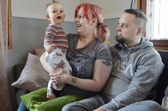 Toivo Pelkosella on pian yksivuotissynttärit. Vauhtia nappisilmässä alkaa olla siinä määrin, että Mea-äiti ja Jukka-isä saavat tosissaan pysytellä perässä. KUVA: MARJUT HAAPANEN