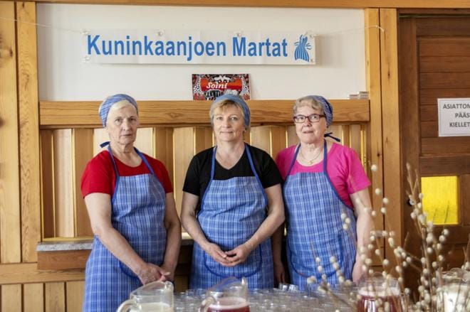 Kuninkaanjoen Marttojen Tarja Sauna-aho (vas.), Maija-Liisa Keisala ja Helena Korpela vastasivat perinnepuuropäivän tarjoilusta. KUVAT: AARRE LÖYTÖMÄKI