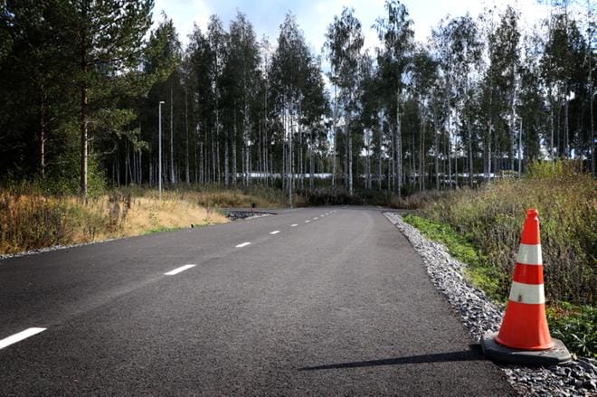 Kullanmutkan asuntoalueelle on jo valmistunut omakotitalo, kaksi rivitaloa ja päiväkoti. Rakentajille on vielä runsaasti tilaa. KUVA: SAILA COLLANDER