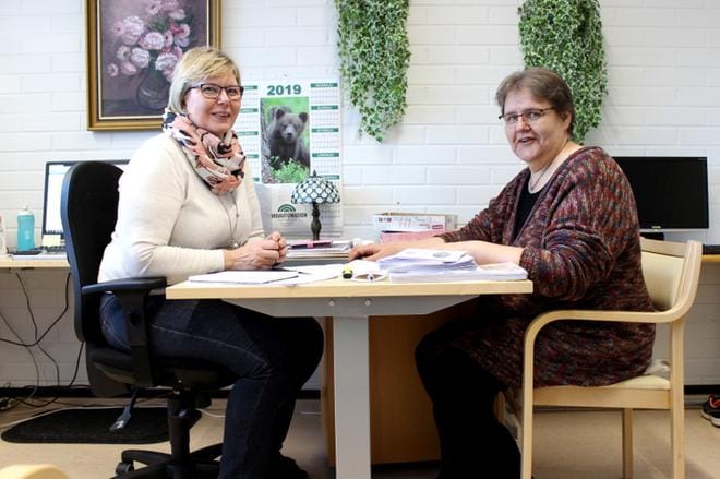 Riitta Palmberg ja Kirsi Widberg suunnittelivat hoivakoti Ulrikan työvuoroja perusturvakeskuksen hallinto- osastolla eilen aamupäivällä. KUVA: MINNA ZILLIACUS