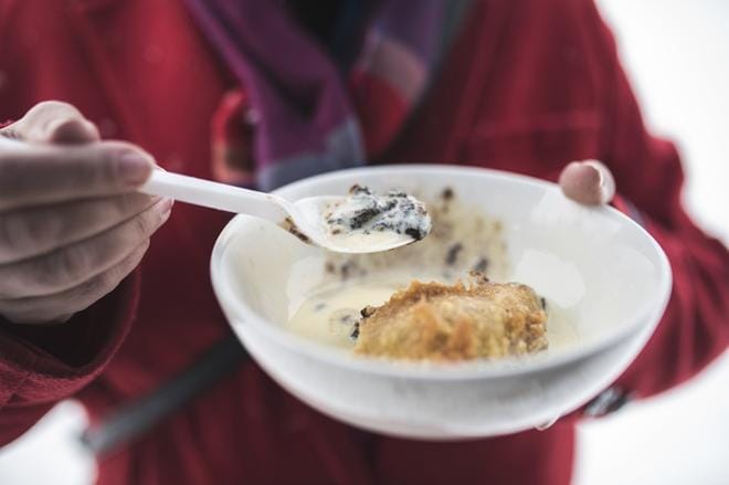 Ensipuraisulla frittimämmi lohkeaa rapsakasti. Sisällä on valuvaa lämmintä mämmiä. KUVA: Ville-Veikko Kaakinen