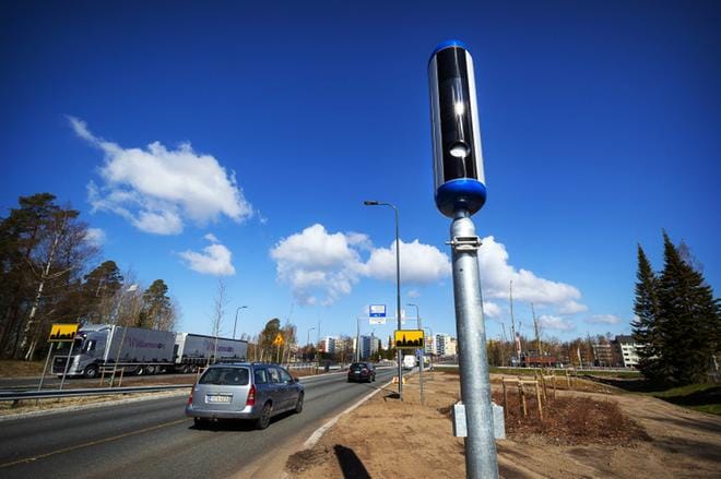 Vaasaan tulevan moottoritien päästä löytyy uudentyyppisen nopeusvalvontakameran tolppa. KUVA: JARNO PELLINEN