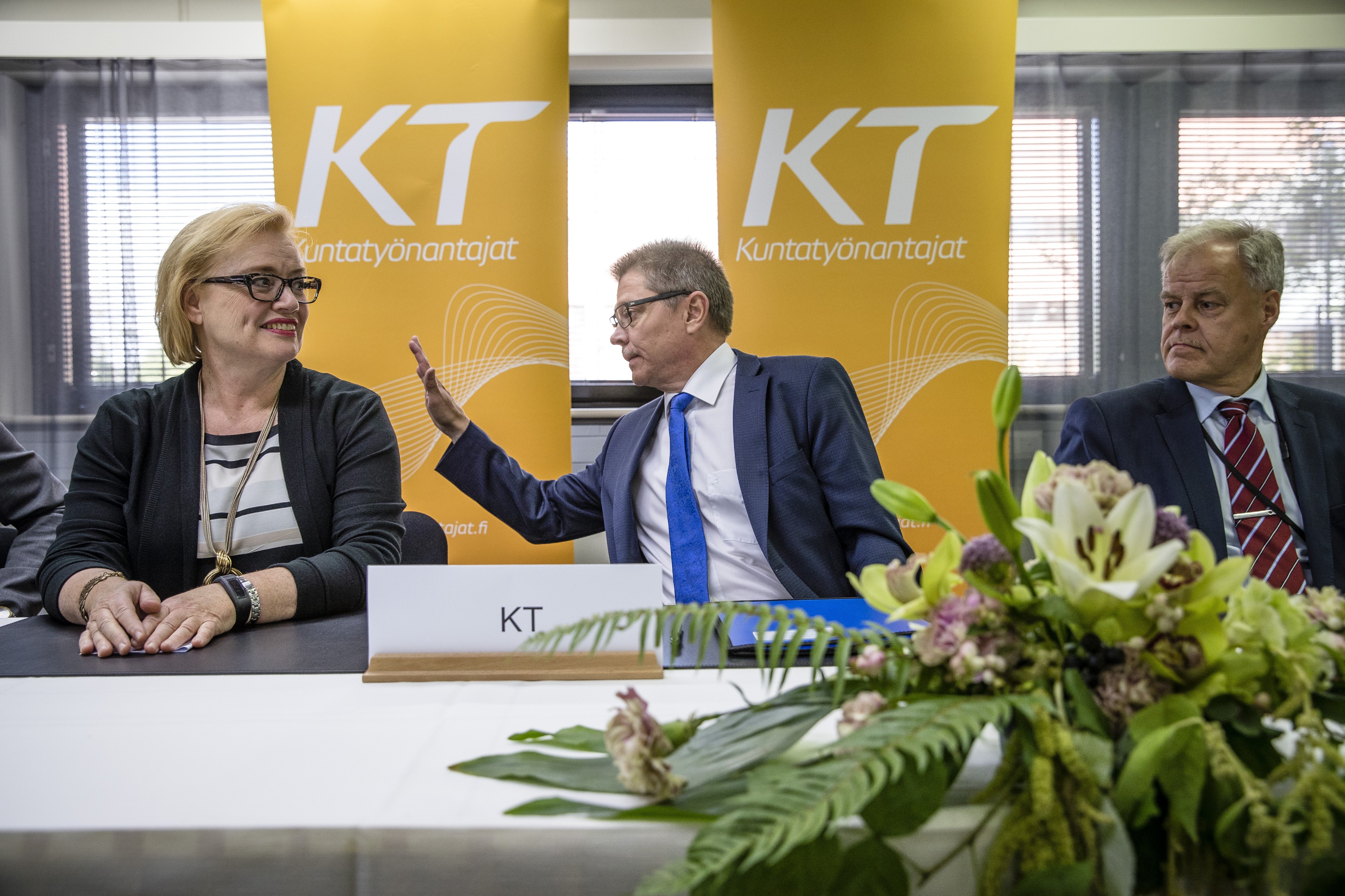 Näin riehakkaat olivat tunnelmat kilpailukykysopimusta allekirjoitettaessa syksyllä. Kuntatyönantajien Ritva Viljanen sai tukea markkinajohtaja Markku Jaloselta. Julkisalan koulutettujen neuvottelujärjestön Jukon puheenjohtaja Olli Luukkainen myhäili vieressä.