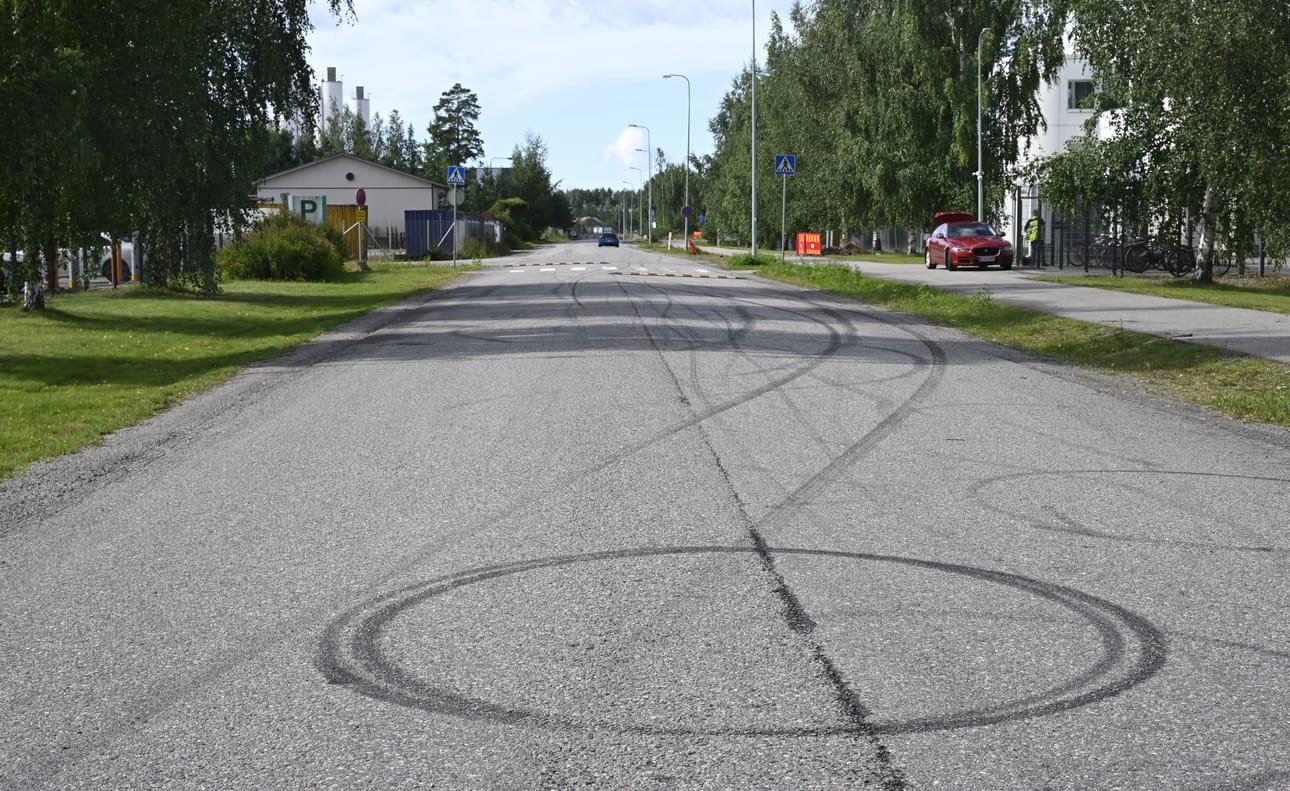 Renkaiden jälkiä Tuusulassa lähellä paikkaa, jossa poliisi kiilasi mopollaan karkuun menneen nuoren ojaan.