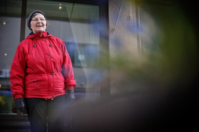 Kaarina Ahola ei anna ryöstöjen vaikuttaa arkeensa. Yli 30 vuotta poliisissa työskennellyt rouva lenkkeilee ja ulkoilee omaan tahtiin, myös pimeään aikaan. KUVAT: TOMI KOSONEN