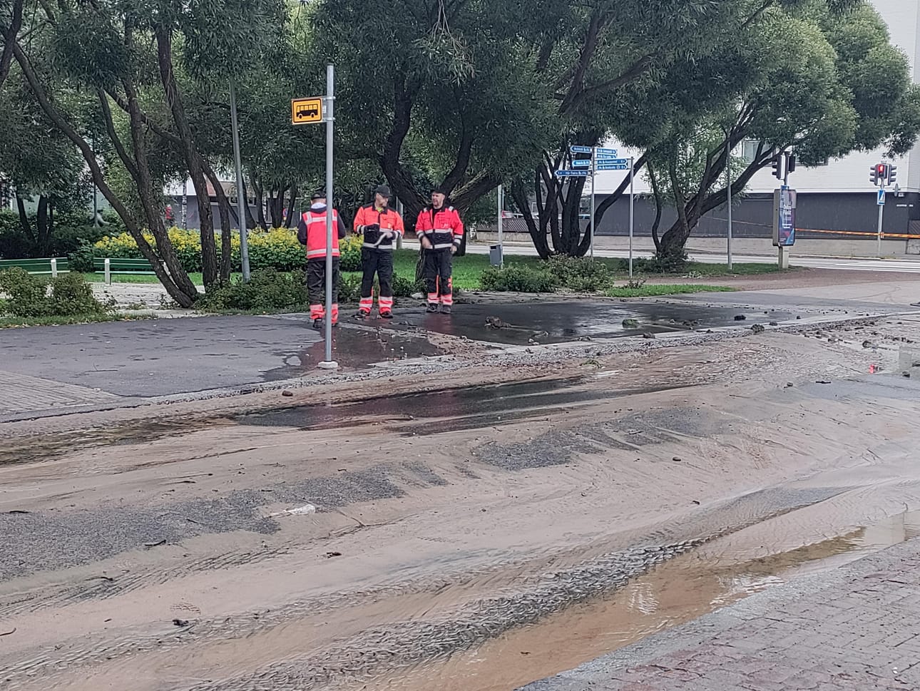 Vesijohdon tulviminen oli nostattanut maa-ainesta ajoradalle.