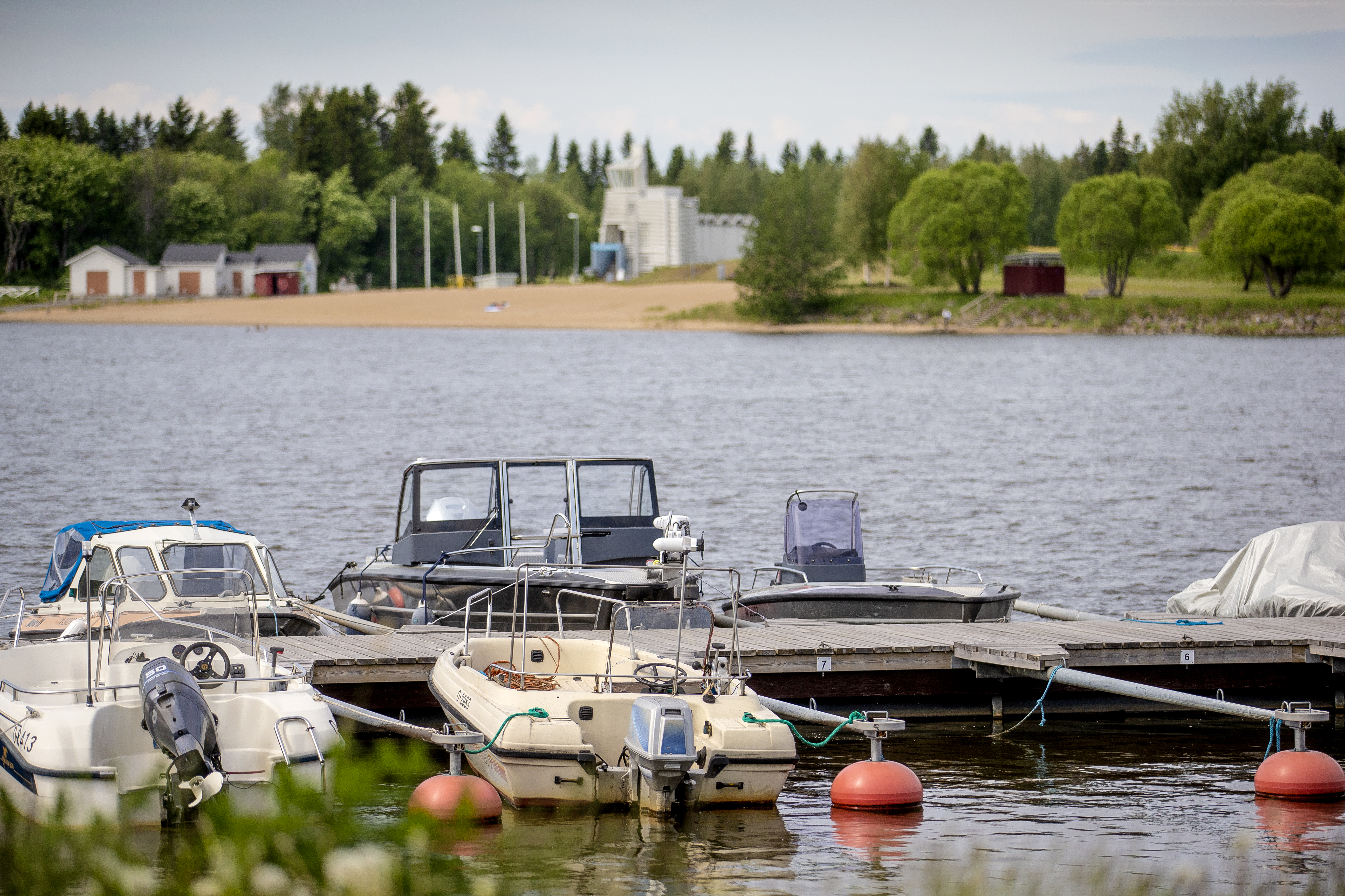 Mahdollisimman lähellä kaupungin keskustaa olevat venepaikat ovat  suosituimpia. Raahen kaupungilla on olemassa jonkinlaisia suunnitelmia yhden venelaiturin lisäämiseksi Pikkulahden alueelle.