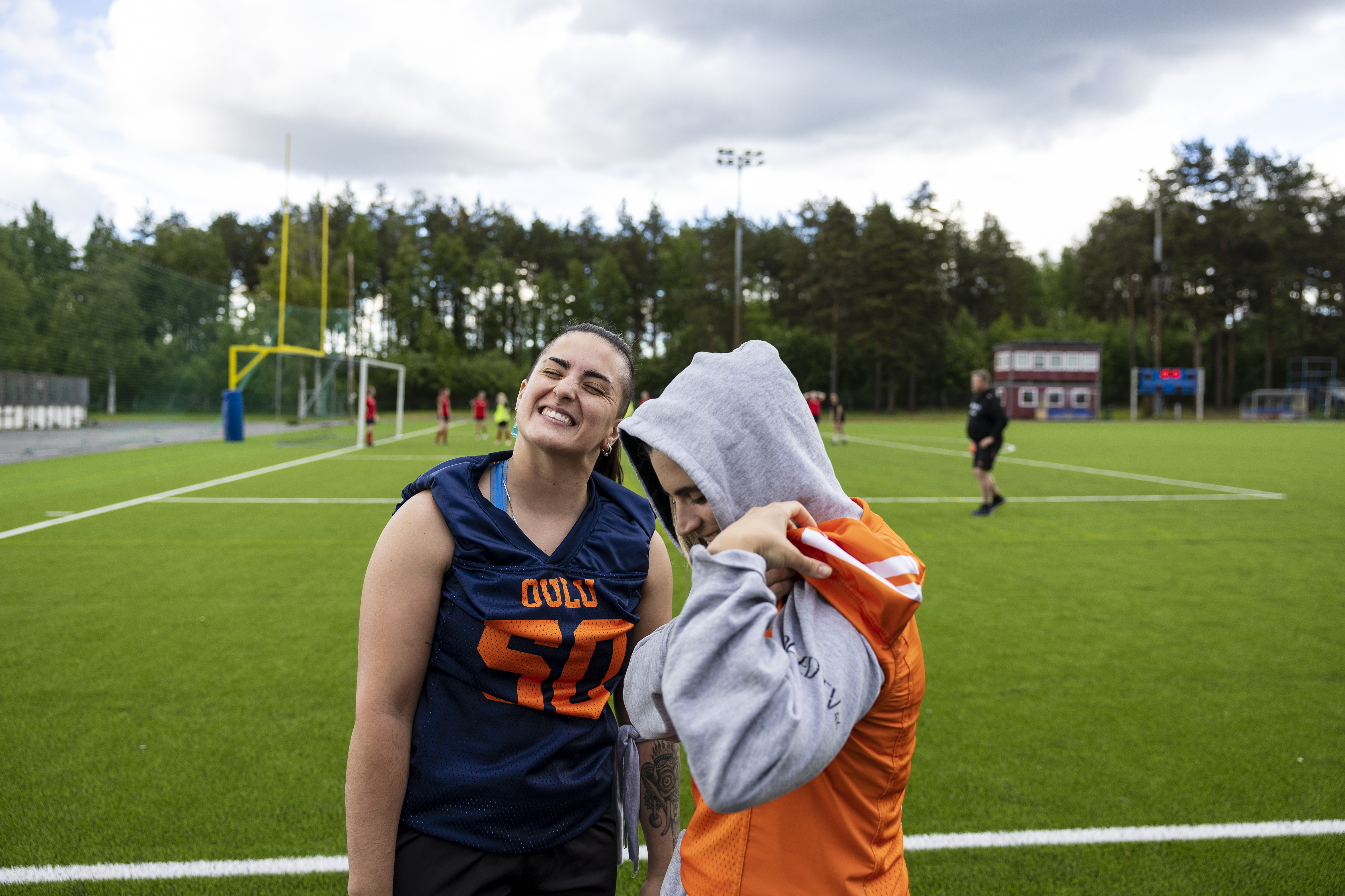 Laura Martinez Fiñaga (vas.) ja Carla Blanca Lasheras ovat viihtyneet Oulussa, vaikka säät kylmenivät heti heidän saavuttuaan.