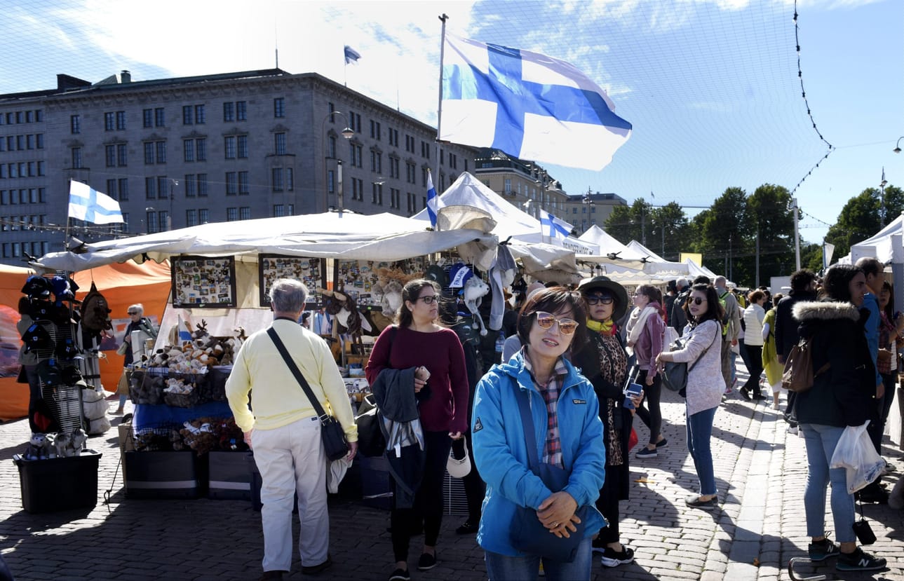 Meteorologin mukaan näyttää siltä, että aika moneen paikkaan oltaisiin saamassa ihan mukavaa poutasäätä juhannusviikonlopuksi. LEHTIKUVA / HEIKKI SAUKKOMAA