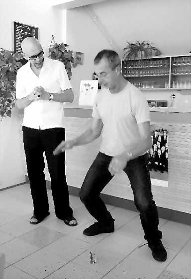 Faunin iltapäivän loppu. Upeaa työtä niin Ballet Biarritzin tanssijalta Chirstophe Romérolta kuin koreografi Thierry Malandainilta ja lavastus-puvustusvastaavalta Jorge Gallardolta. Vaslav Nizinskin henkeen, mutta nymfejä vailla - tilalla valkoiset lakanapallo-kukat.