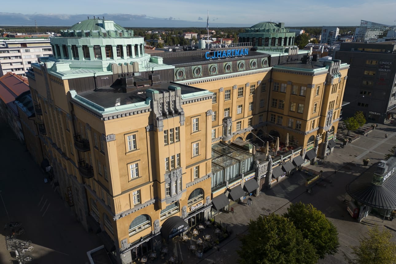 Hartmanin talon kupolien tehtävä on tasapainottaa rakennuksen massiivista olemusta.