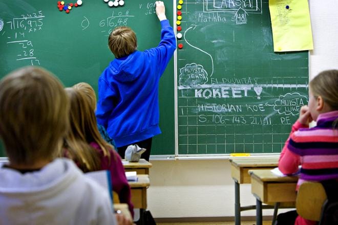 Lapset ovat palanneet pulpettien ääreen. Järvi-Pohjamaalla etäopetukseen on kyselyn mukaan oltu tyytyväisiä. ARKISTOKUVA: JENNI LATVA