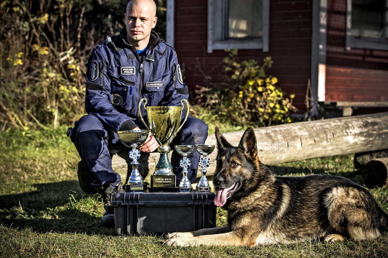 Poliisikoirien SM-voittaja sai komean Lassilan Malja -kiertopalkinnon, voittopystin ja pokaalit etsintä- ja jälkitehtävästä.