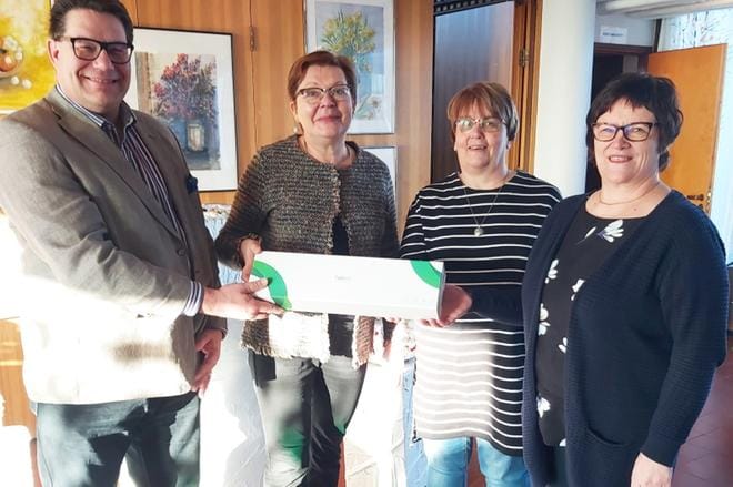 Howz-havainnontijärjestelmiä olivat lahjoittamassa Petri Parviainen Carunalta ja Terttu Liesmäki Alavuden kaupungilta. Kuusiolinna Terveydestä lahjoitusta olivat vastaanottamassa palvelukoordinaattori Kirsi Ylinen ja Sari Haveri.
