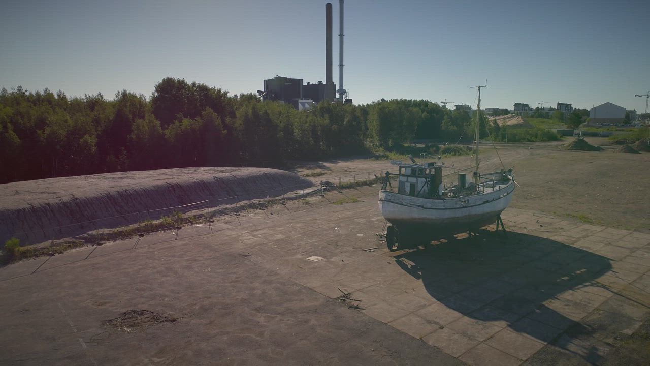 Vene kuivalla maalla Toppilanrannassa