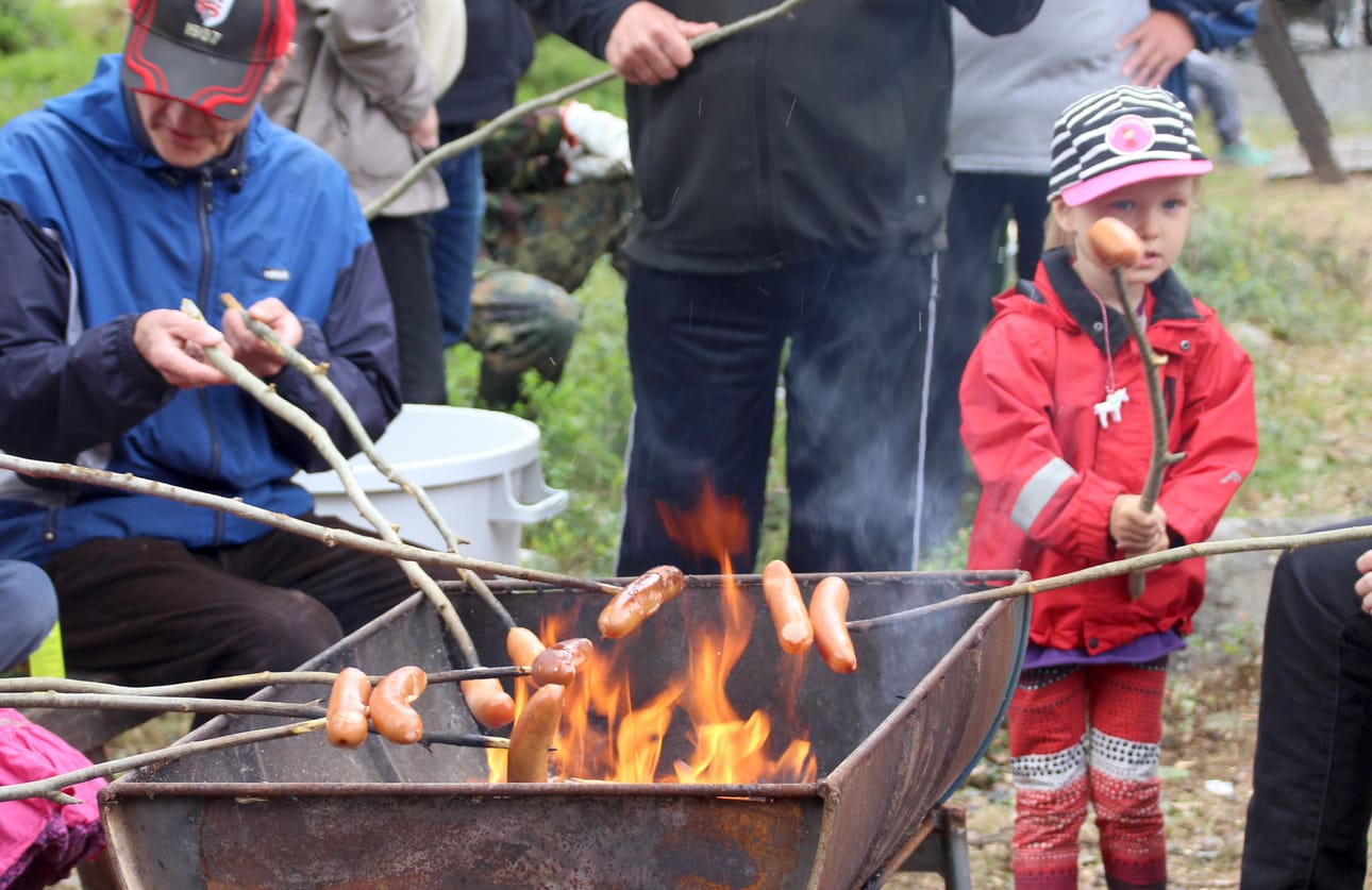 Valmiiksi grillatun sijasta jokainen sai paistaa oman makkaransa tikun nokassa nuotiolla.