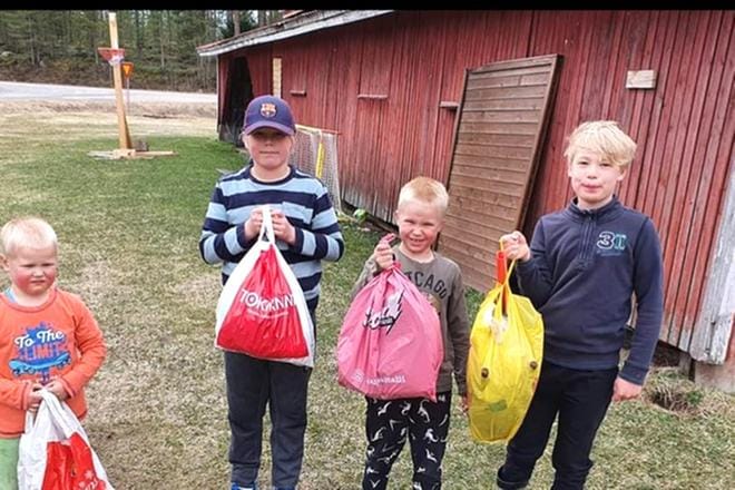 Urho Ojaniemi (vas.), Eeli Kemppainen, Oliver Ojaniemi ja Akseli Kemppainen keräsivät roskia kotikylän tienvarsilta. KUVA: ELINA OJANIEMI