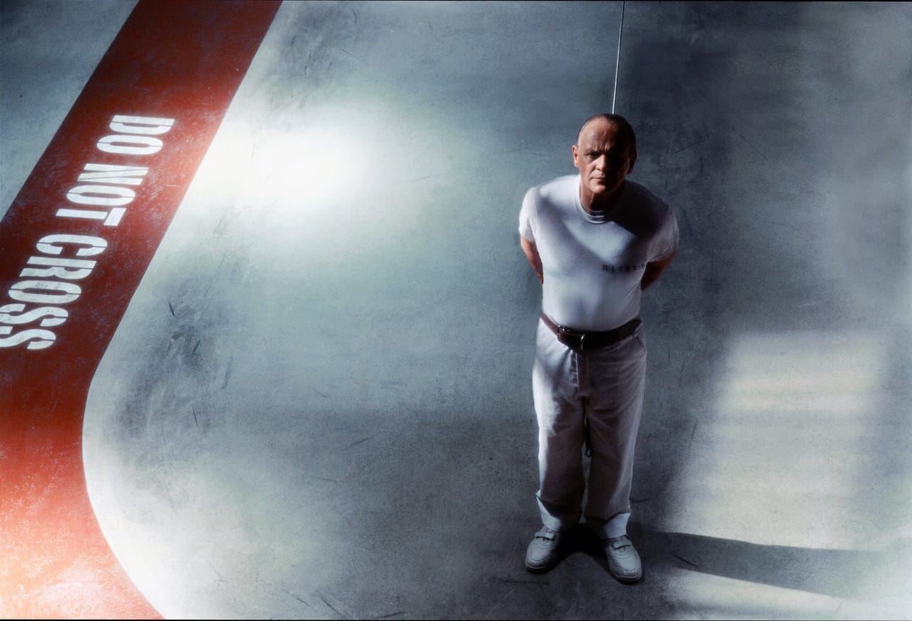 Brett Ratnerin ohjaamassa Punainen lohikäärme -trillerissä Hannibal Lecter (Anthony Hopkins) auttaa FBI:ta löytämään Hammaskeiju-sarjamurhaajan.