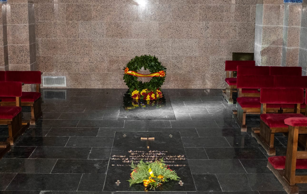Francisco Franco lepää nykyisin vaimonsa kanssa sukuhaudassa.